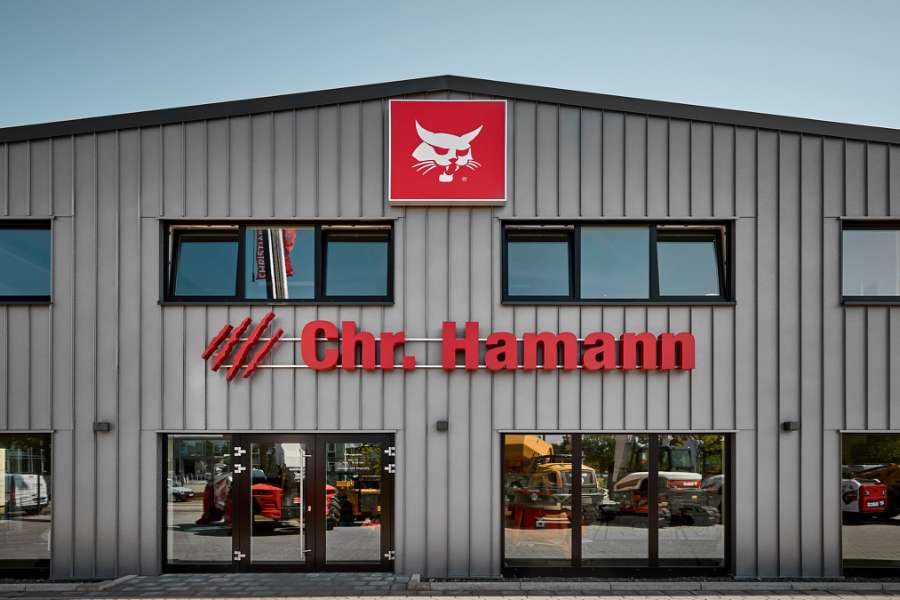Façade in DS Nordic Click Seam 275 in the color Relief Silver protects the many Bobcat machines at Chr. Hamann